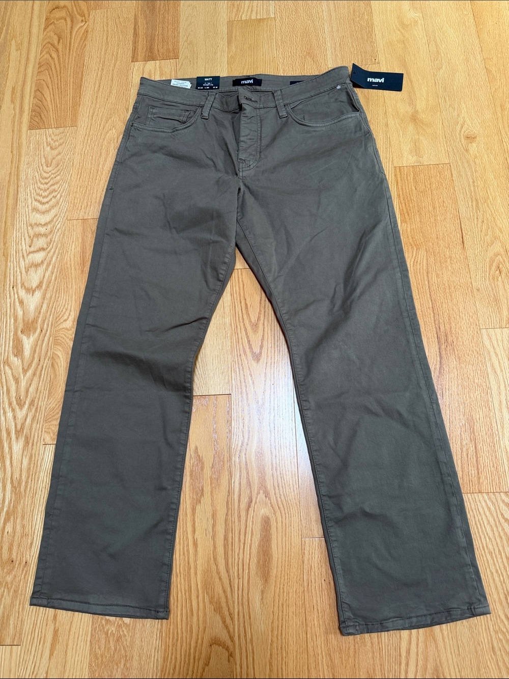 New! Mavi men’s 34/30 Matt relaxed fit pants in olive.